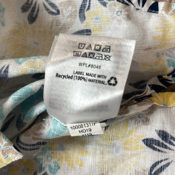 Charter Club woman’s floral button up top. Two front pockets.  Sleeves roll up. - Picture 11 of 13